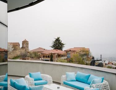 Queen Suite with Terrace and Mountain View