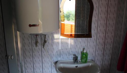 Standard Twin Room with Mountain View