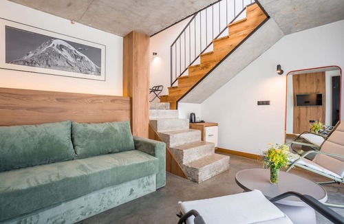Stepantsminda Hotel | Step inn