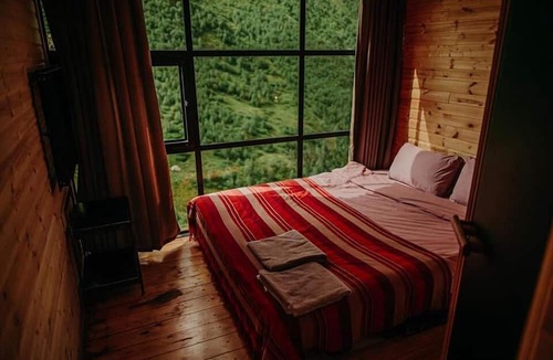 Roshka Hotel | Fifth Season