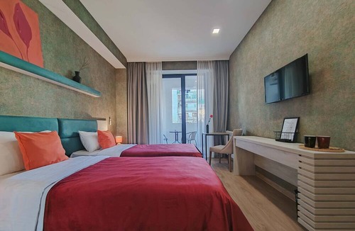 Vera Hotel | Round Garden