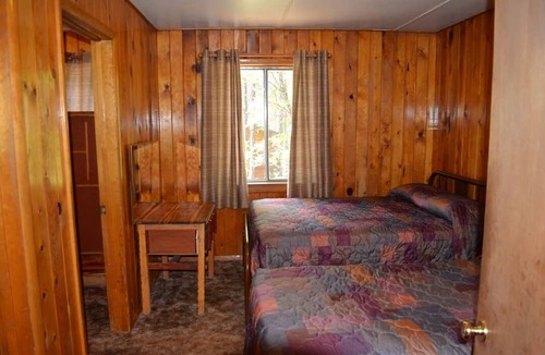 Pinetop Cabin | Whispering Pines - Cabin 28 (2 Bedroom Family Style Unit)