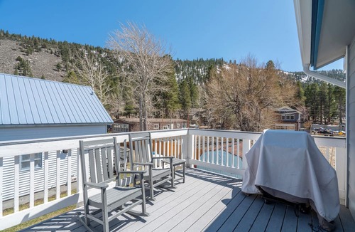 June Lake House | Johnson Suite 2- Walk to both June and Gull Lakes, only 1.5 miles to June Mtn Ski Area
