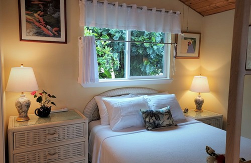 Hilo Cottage | HAWAII Hilo Town~Private GATED Botanical GARDEN COTTAGE w Koi Pond