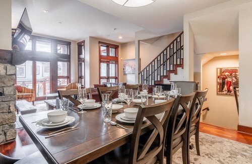 Mammoth Lakes House | Contemporary Ski Townhome! Private Hot Tub! Close to Eagle Lodge!