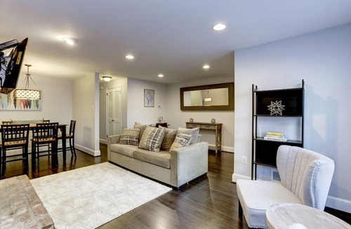 Southeast Apartment | Cozy Modern Capitol Hill apartment, 2 blocks to Metro, Walk to Attractions