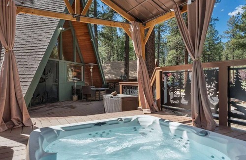 Munds Park Cabin | Cozy 3-Bedroom + Loft Mountain Retreat with Covered Hot Tub Near Flagstaff