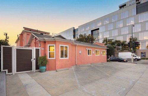 Hollywood Hotel | Remodeled 2BDR in Heart of Hollywood w/Courtyard | Art Deco by AvantStay