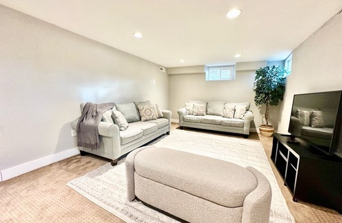Columbine Valley House | 5-Bdrm-Remodeled-Modern-New-Appliances-Furniture