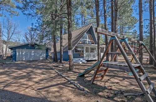 Strawberry Cabin | 2 King Beds, Family-Friendly- Fenced, Pets OK, Loft, Fire Pit, Coffee Bar & WIFI