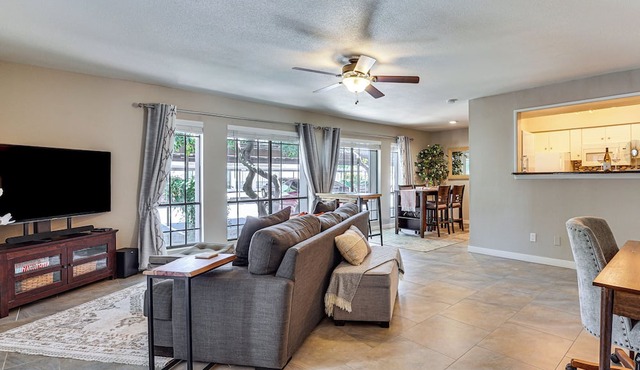 Sleek Phoenix Condo: Walk to Biltmore Fashion Park in Phoenix