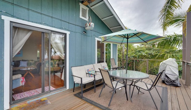 Breezy Kailua-kona Bungalow w/Lanai & Ocean View! in Kailua-Kona