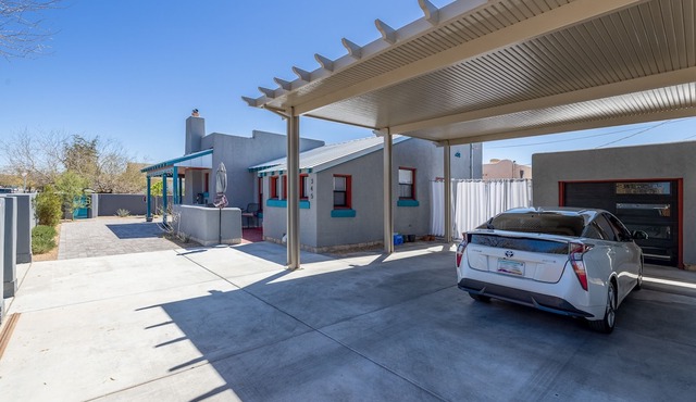 Modern, new house. One Block from Campus in Tucson