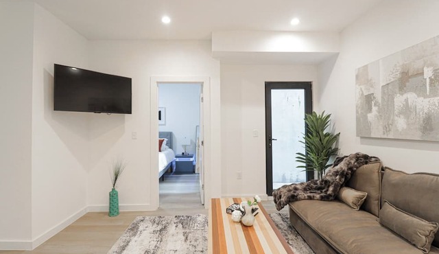 Unit 3 One BR With Queen Sofa and Bed in Washington