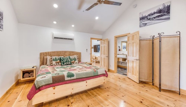 Cottage Like Suite With Private Hot Tub in Bass Lake