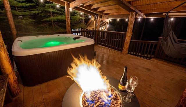 Sugarpine Trailhead Lodge-8 miles from Yosemite-2 Cabins, 6 Bedrooms, Sleeps 18-2 Hot Tubs in Oakhurst