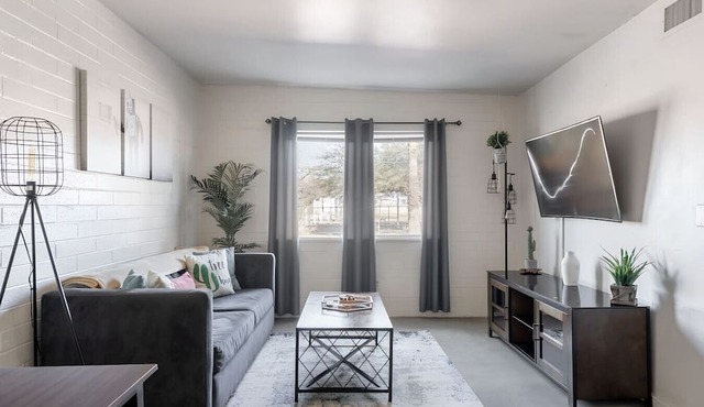 Bright 4BR Getaway – Yard & Perfect Group Escape! in Tucson