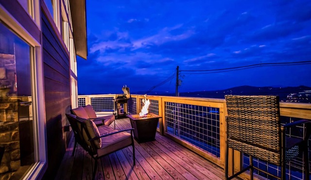 Gorgeous Luxury Cabin! 360 Views, Fire Pit, Theater Room - Prime Location! in Gatlinburg