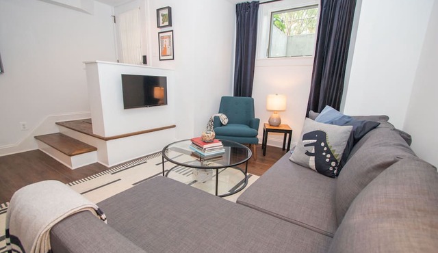 Stylish 1BR oasis with AC, laundry, next to park! in Washington