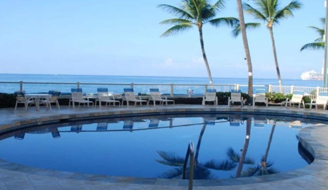 Oceanfront Condo, 5G Wi-Fi, King Bed, Hot Tub/Pool, Free Parking in Kailua-Kona