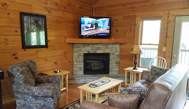 Huge 1MBR/2BA, sleeps 8, Pet Friendly, Pool, Mt view in Gatlinburg