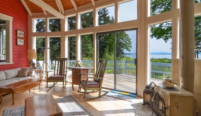 Charming waterfront 4 br gated estate on 8 acres with private beach and buoy. in Friday Harbor