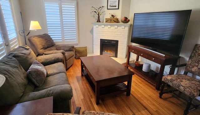 Charming Cottage, Pet-Free, AC, King Bed, Near Red Rocks, Licensed! in Littleton