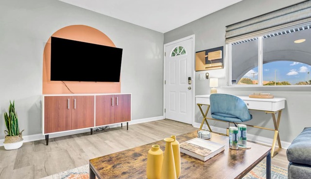 4BR w hot tub, game room, putting green! in Scottsdale