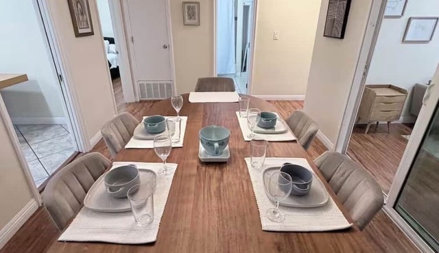 Beautiful home 5 min walk to SantaMonica metro! And huge backyard! in Los Angeles