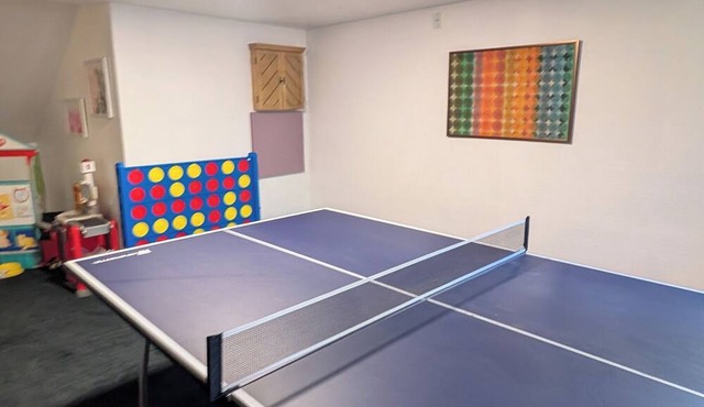 Strawberry Retreat: A beautiful family-friendly home for 10-12 with EV charger in Pine