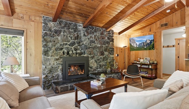 New! Whispering Falls with spa/firepit/BBQ/EV/pet friendly! in Oakhurst