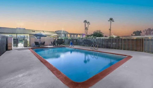 2 Queen Beds|Nsmk, Micfridge in Madera CA
