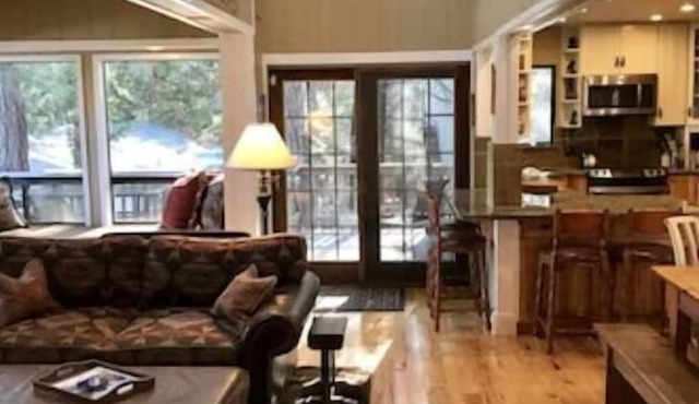 Lake Front Luxury Lodge - Near Yosemite - Pool Table - Private Dock and Lake PML in Groveland