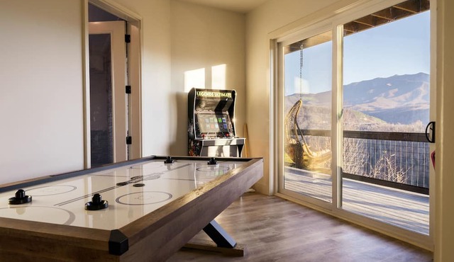 Luxury Gatlinburg Cabin w/Indoor Pool & Mountain Views - Minutes from PG in Gatlinburg