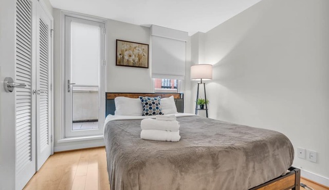 2BR Furnished Apartment near Smithsonian by RedAwning in Washington Dc