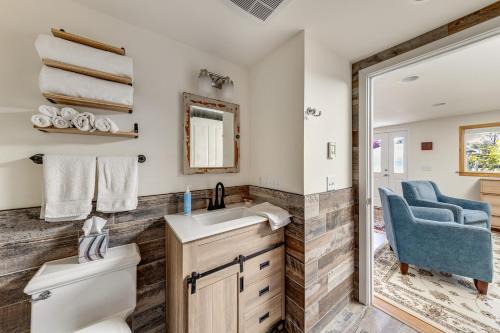Walkable, Dog Friendly! Friday Harbor Stay w/Deck in Friday Harbor