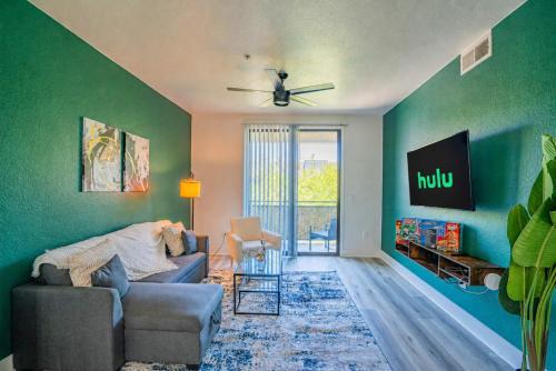 Glitzy 2BR Walk to Westgate Pool Gym WD in Glendale