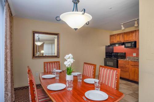 Clarion Collection Hotel Arlington Court Suites in Arlington