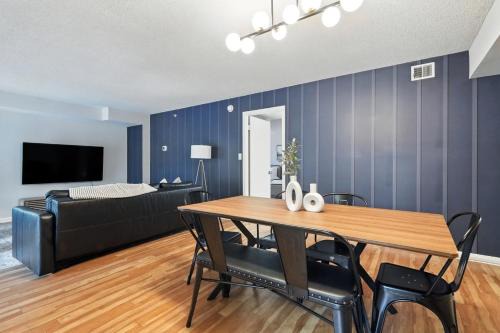 DC Launchpad Sleeps 8 |King Bed, Balcony & Parking in Arlington